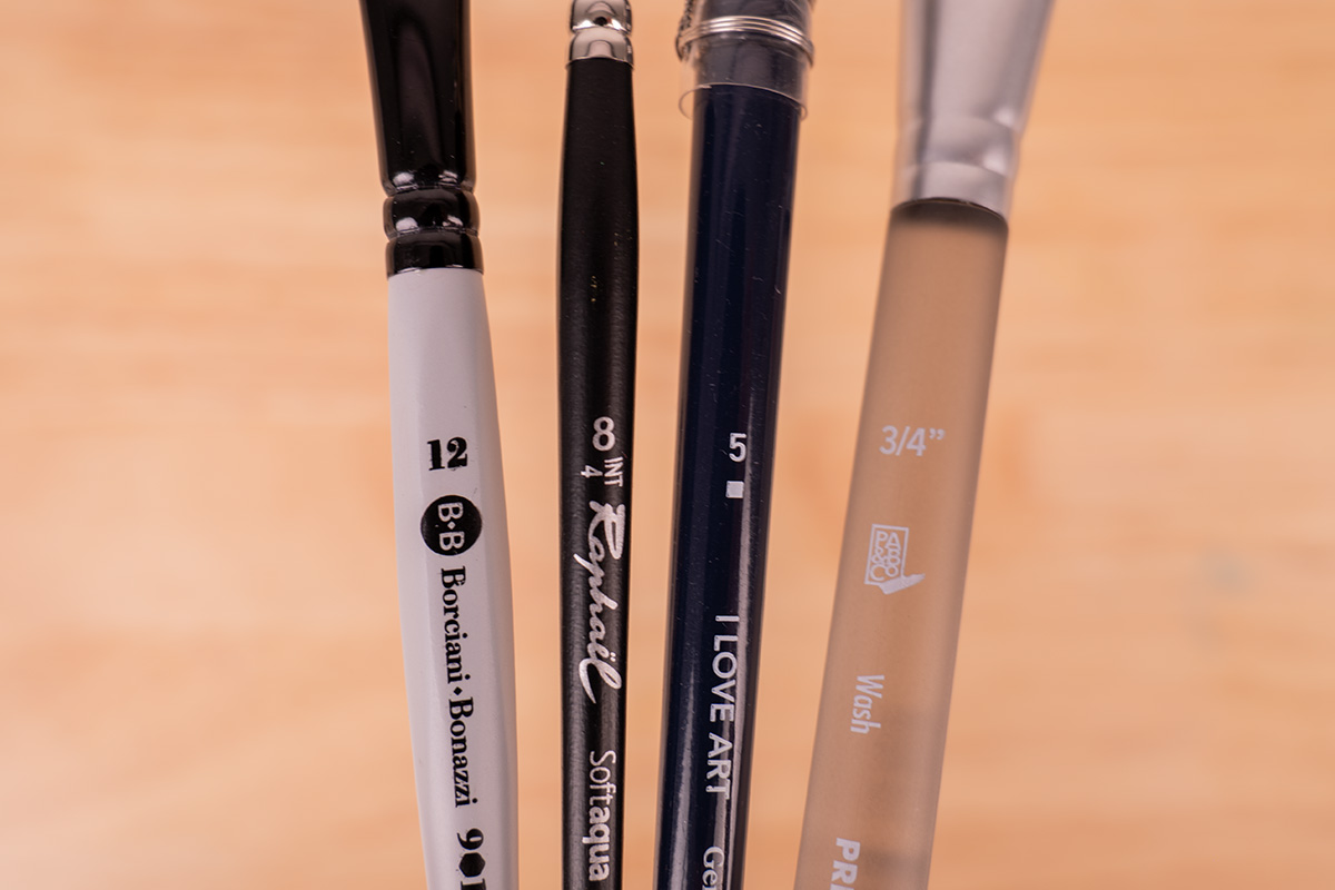 Différentes tailles de pinceaux
