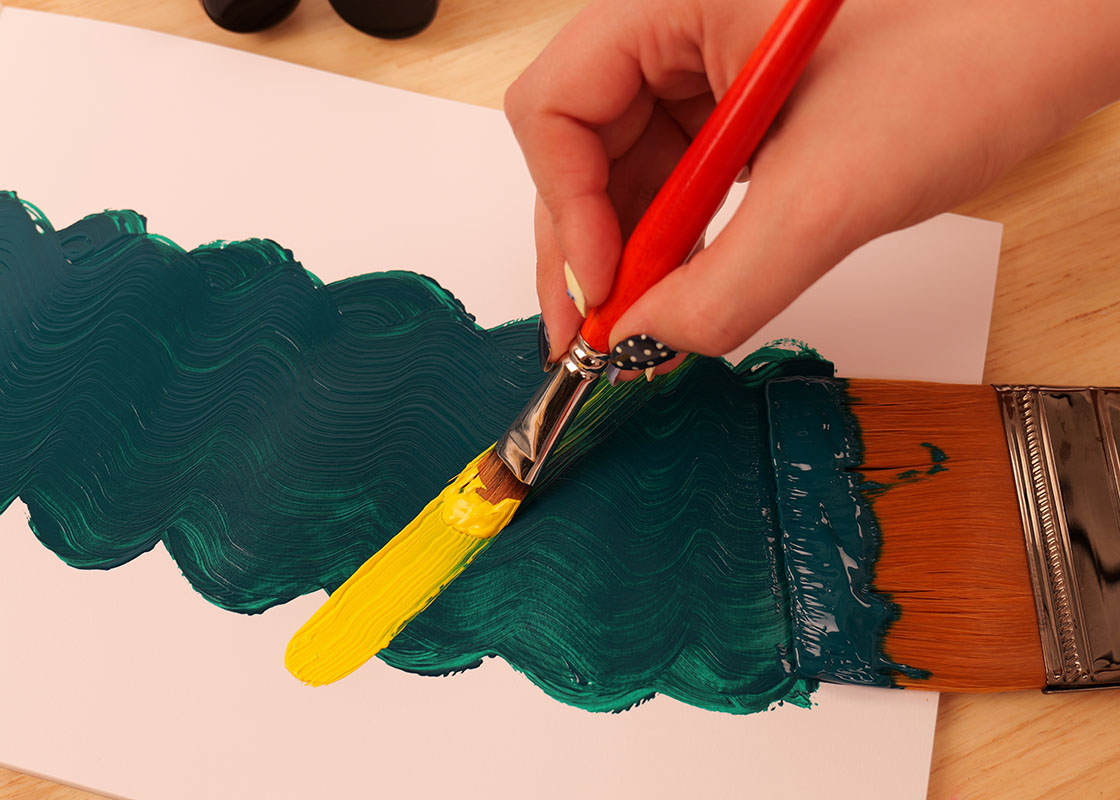 Un pinceau qui applique de l'acrylique