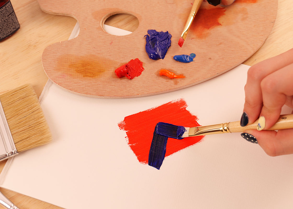 Un pinceau qui applique de la peinture à l'huile