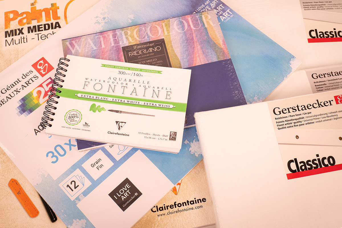 Différents papiers et toiles